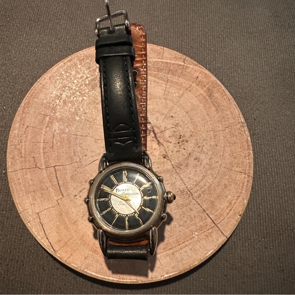 Harley-Davidson Silver and Black Classic Watch Women’s vintage main image 5